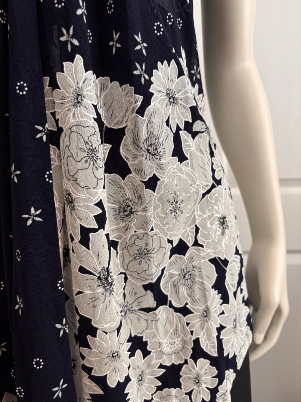 Ember Missy Small Navy Ivory Floral Tie Neck Sleeveless Blouse Sheer Overlay - Picture 2 of 3